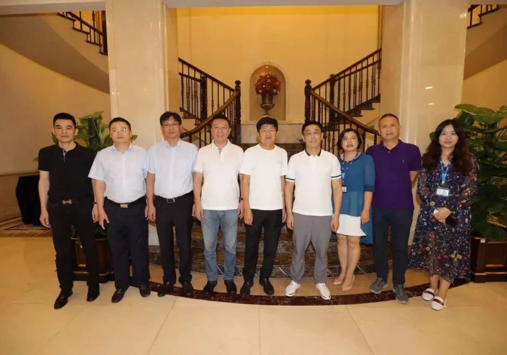 公司董事長(zhǎng)笪鴻鵠帶隊(duì)赴藍(lán)光集團(tuán)開展戰(zhàn)略總對(duì)總高層交流
