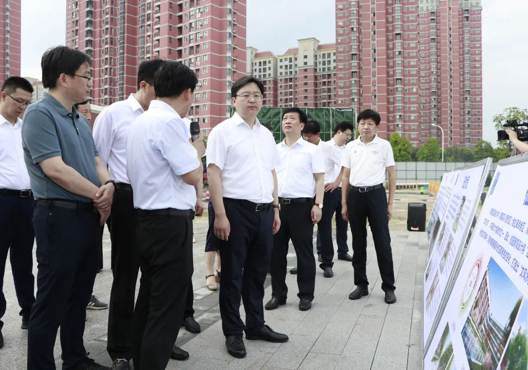 海安市市長譚真率隊(duì)視察公司承建的高新區(qū)實(shí)驗(yàn)小學(xué)項(xiàng)目推進(jìn)情況